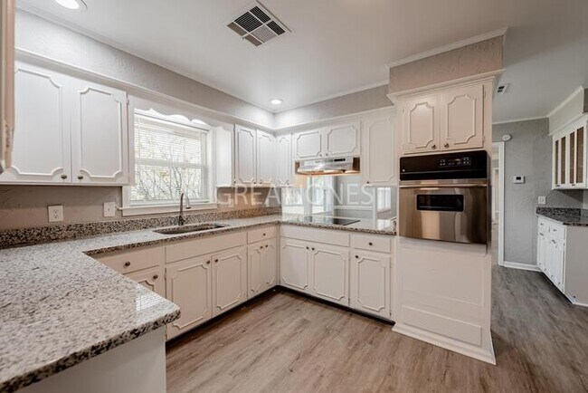 Building Photo - 3401 Sommerville Dr