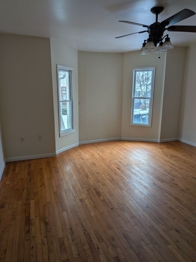 Foto del edificio - 643 Monroe Ave