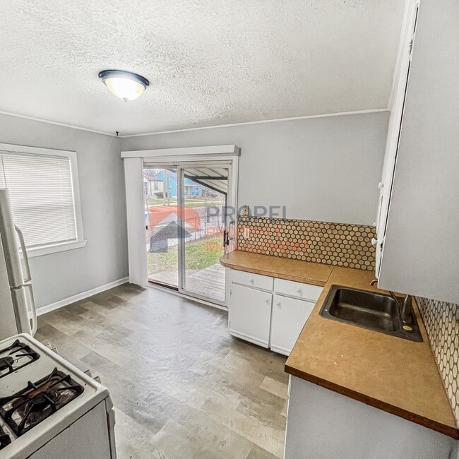 Building Photo - 27645 Avondale St