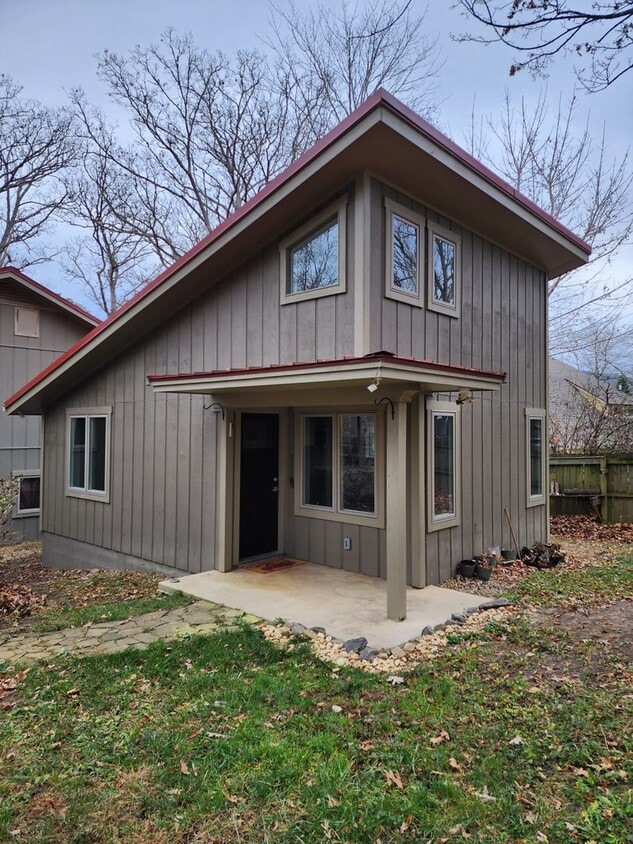 Primary Photo - Black Mountain Cottage Rental!
