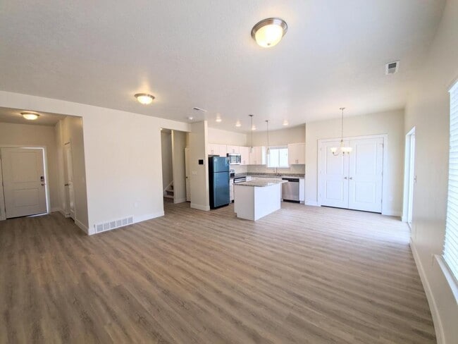 Building Photo - 1048 W 600 S