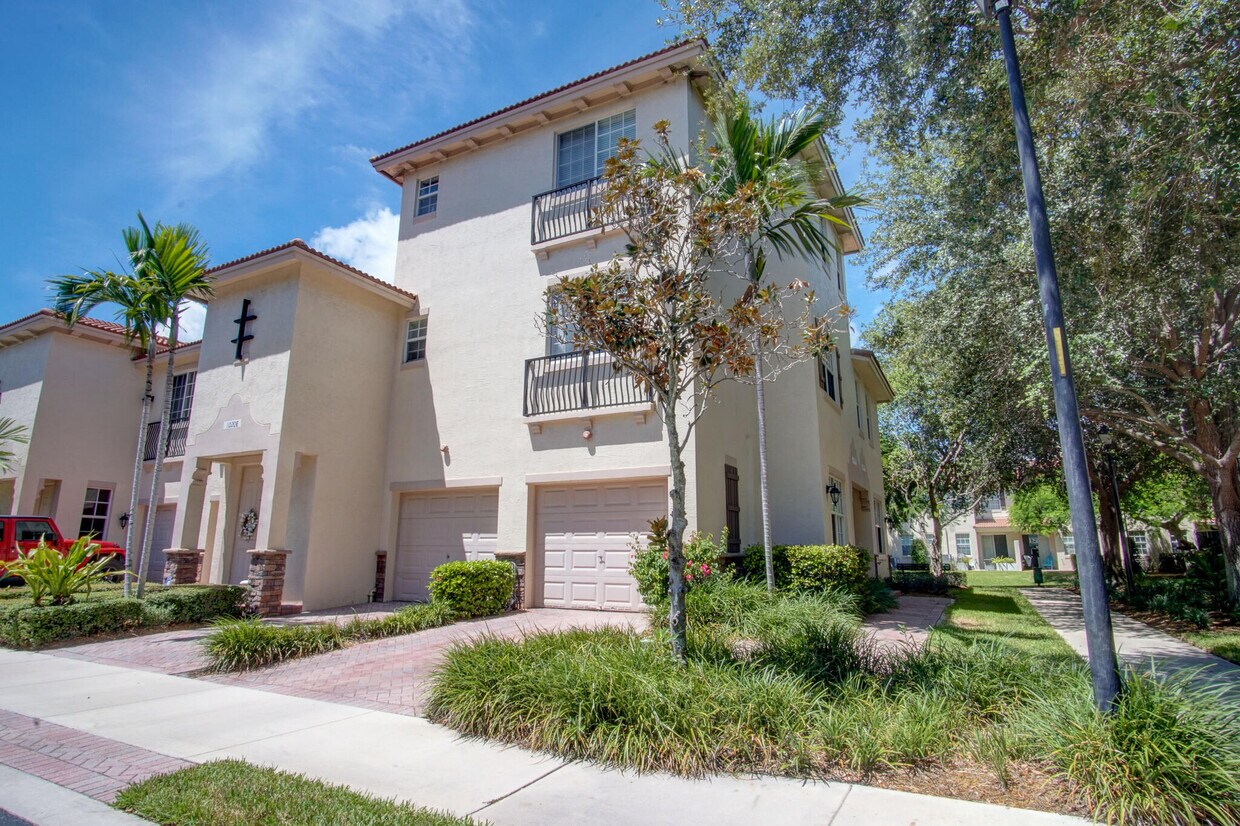 Foto principal - 1020 E Longport Cir