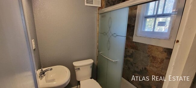 Building Photo - 224 Spruce St