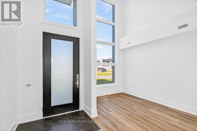 Building Photo - 3743 Sunbank Cres