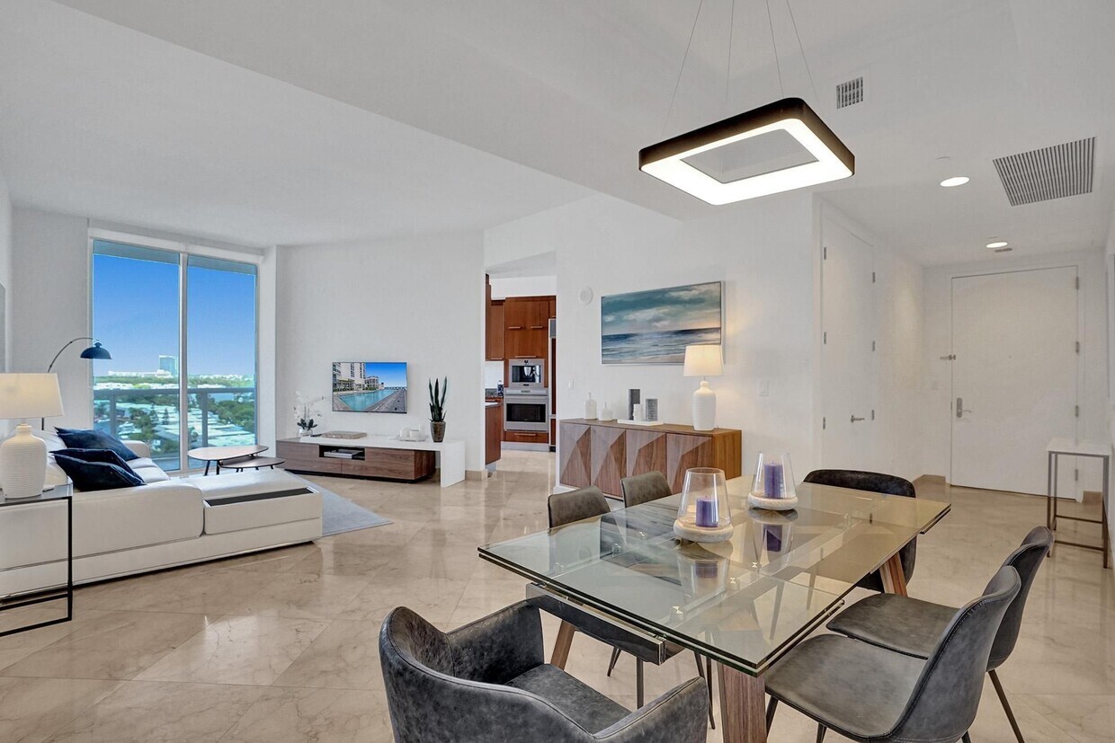 Primary Photo - 16001 Collins Ave