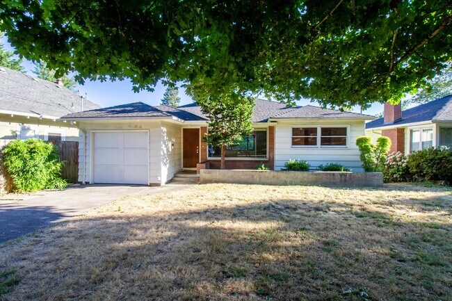 Foto del edificio - Fantastic SE Portland Home with Parking, Hardwoods, Charming Character, and Large Patio