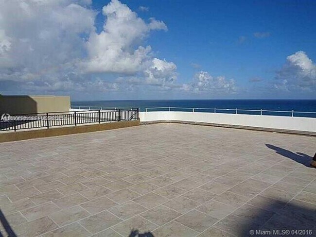 Foto del edificio - 5555 Collins Ave