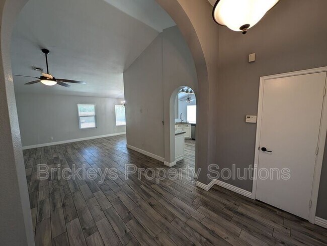 Building Photo - 195 S Kenwood Ln