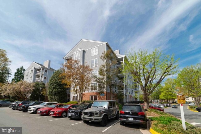 Building Photo - 3176 Summit Square Dr
