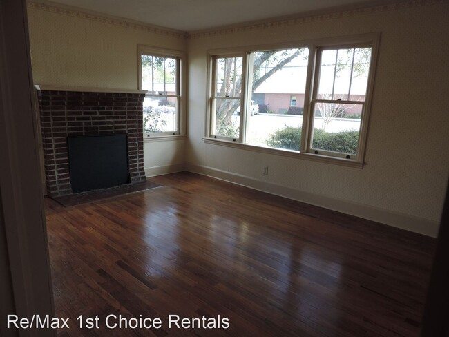 Building Photo - 3 br, 1 bath House - 204 E Fourth Street