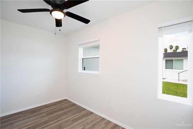 Foto del edificio - 802 Redwood Ave