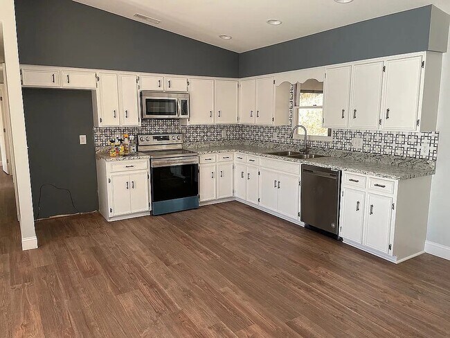 Building Photo - 300 Oak Wood Ln