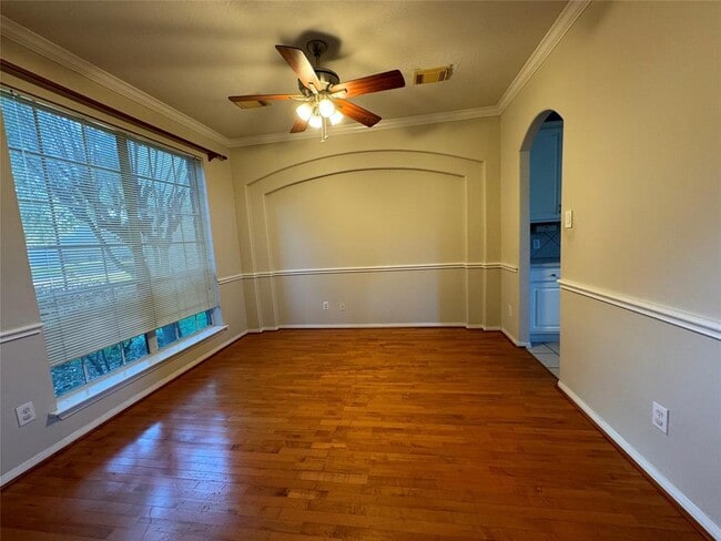 Building Photo - 3335 Southdown Dr