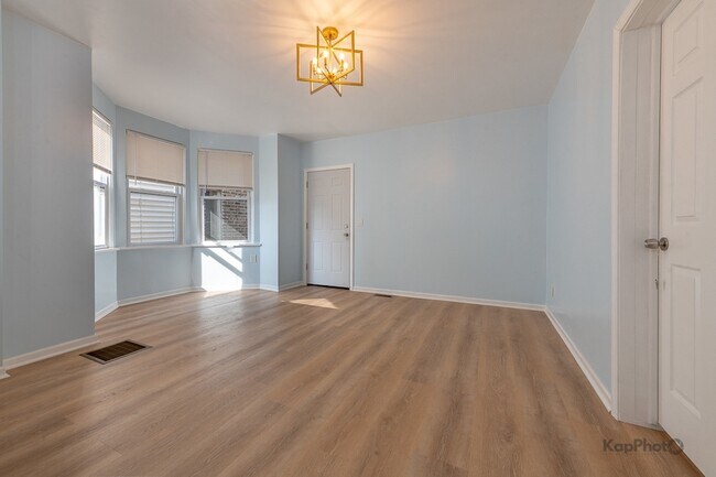 Foto del edificio - 2821 S Emerald Ave