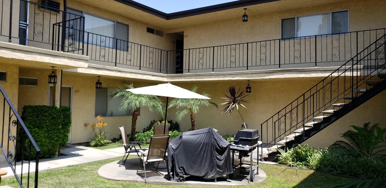Courtyard - 10518-10524 Western Ave