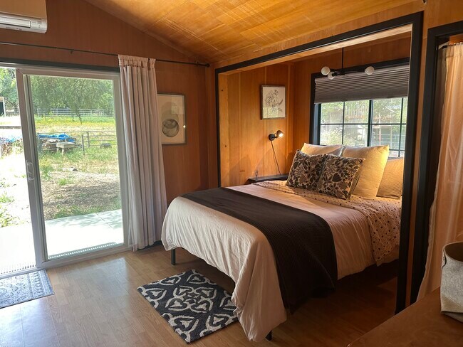 Foto del edificio - 608 Sparkes Rd