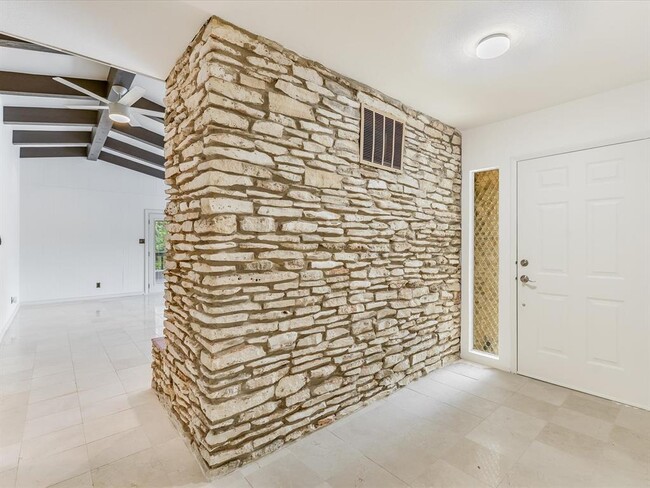 Building Photo - 402 Almarion Dr