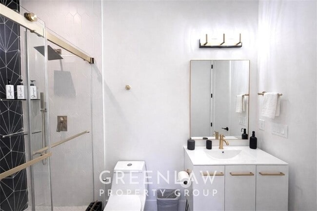 Building Photo - 2785 Memorial Dr SE