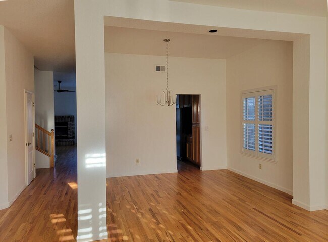 Foto del edificio - NICE TWO STORY ROCKLIN HOME WITH LARGE BONUS ROOM UPSTAIRS NEXT TO TWIN OAKS PARK & SCHOOLS!