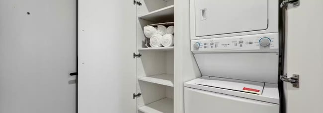 Building Photo - 813 N Wells St