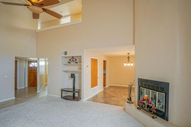 Building Photo - Amazing 3 bed 2 bath NE Heights Townhome