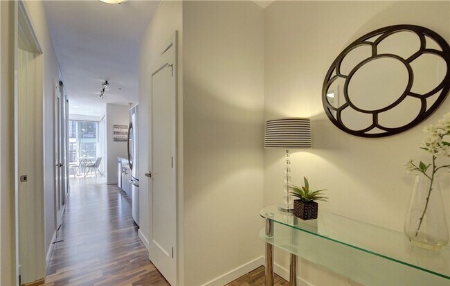 Foto del edificio - SEATTLE WATERFRONT CONDO FOR RENT w VIEWS!