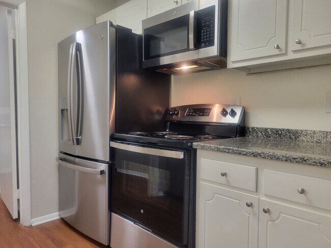 Building Photo - 3 Bedroom/2 bath upper level condo