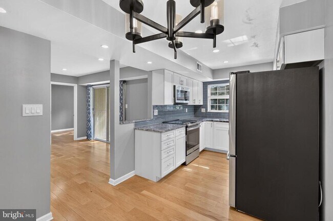 Building Photo - 7742 New Providence Dr
