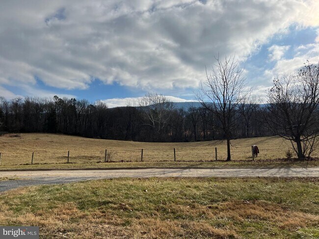 Building Photo - 453 Cave Spring Ln