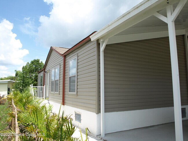 Foto del edificio - 709 Lark Dr