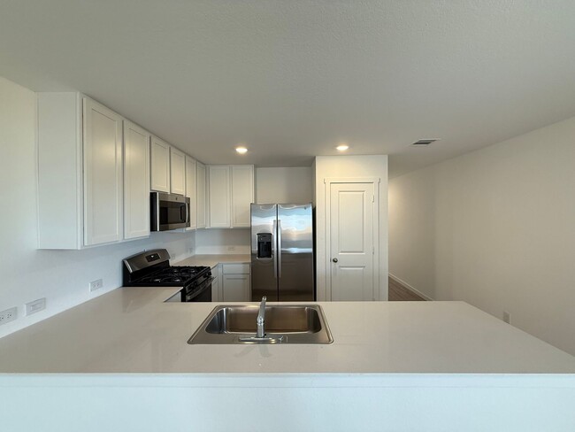 Building Photo - Brand New - 3 Bed 2 Bath in Prime Location