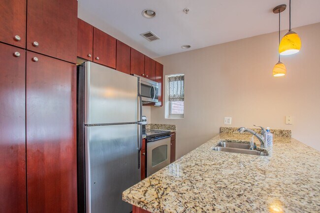 Foto del edificio - Lavish 2 BR/2 BA Loft-Style Condo in Brigh...