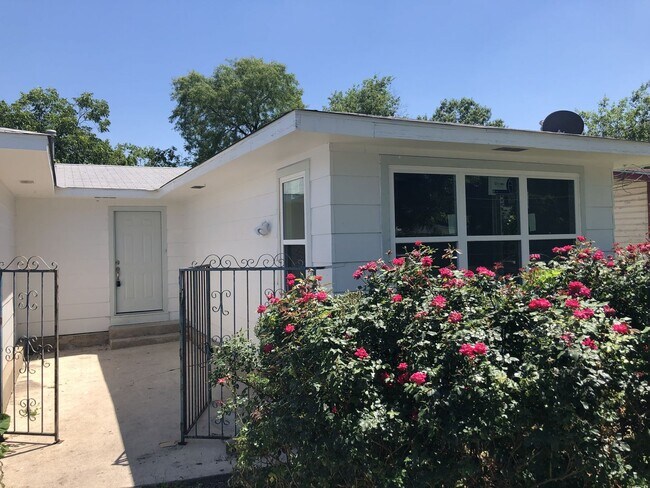 Foto del edificio - Newly Renovated & Move-In Ready 3-Bedroom with Pet-Friendly Perks! Pet Fee Waived!