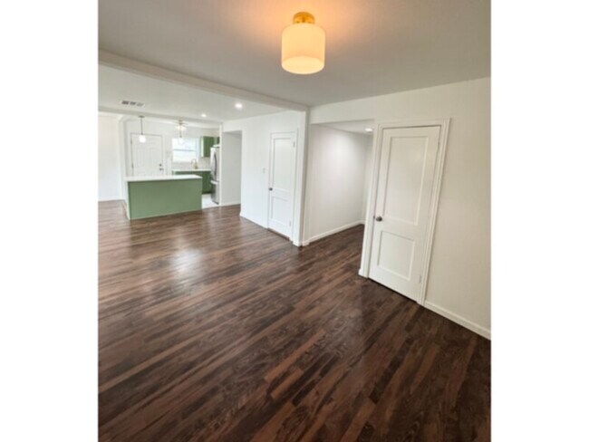 Building Photo - Fully renovated and move-in ready 3-bedroom, 2-bath home in Dallas!