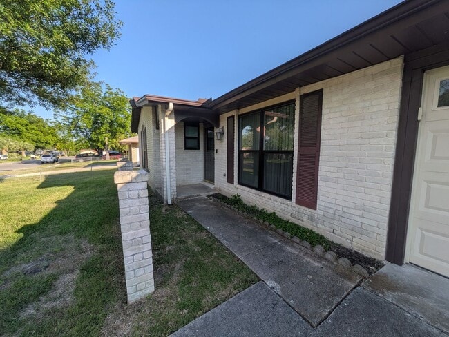 Building Photo - 6618 Cloverbend St
