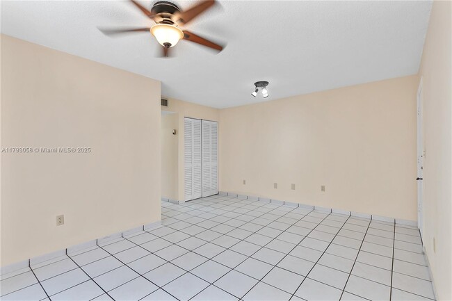 Foto del edificio - 7915 Harding Ave