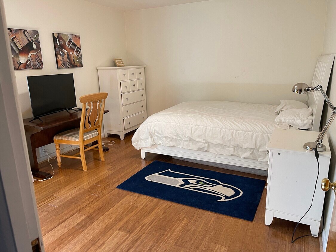 600 E Smith St Unit Bedroom, Kent, WA 98030 Room for Rent in Kent, WA