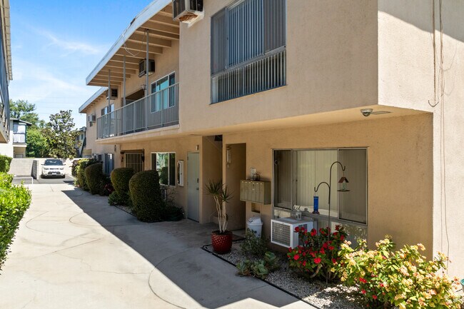 4840 Avenida Van Noord - 4840 Van Noord Ave