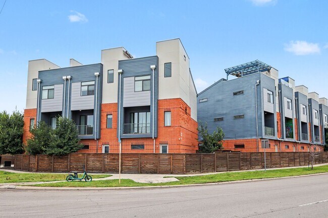 Foto del edificio - 2 Week Free Move-In Incentive! Modern Downtown SA Townhome | Rooftop Balcony, Private Garage & Al...