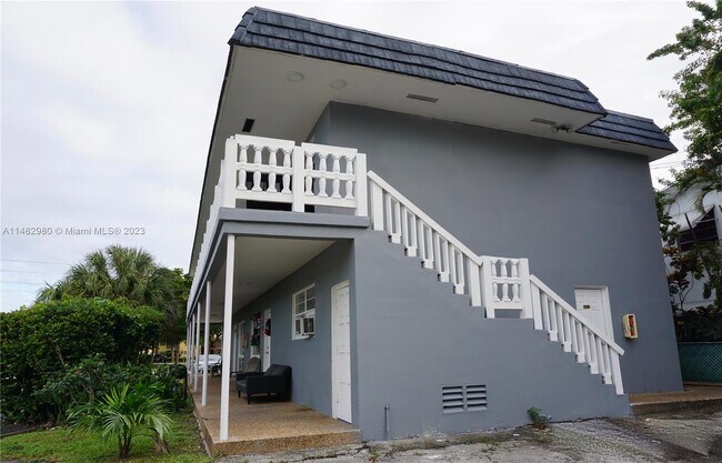 Building Photo - 3845 S Circle Dr