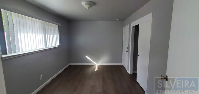 Building Photo - 1 Bedroom 1 Bath Newly Made Unit