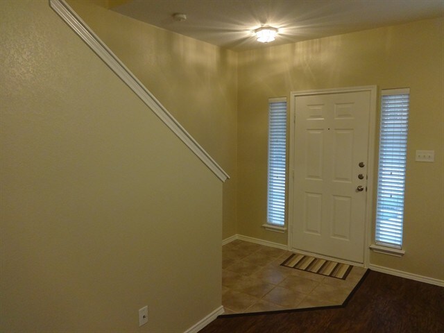 Building Photo - 914 Peyton Place