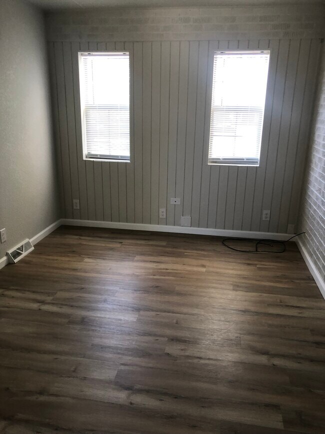 Building Photo - 106 Creston Dr