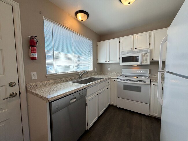 Foto del edificio - Highlands Ranch Rental Backing to Greenbelt — Upgraded, Spacious, and Steps From Everything