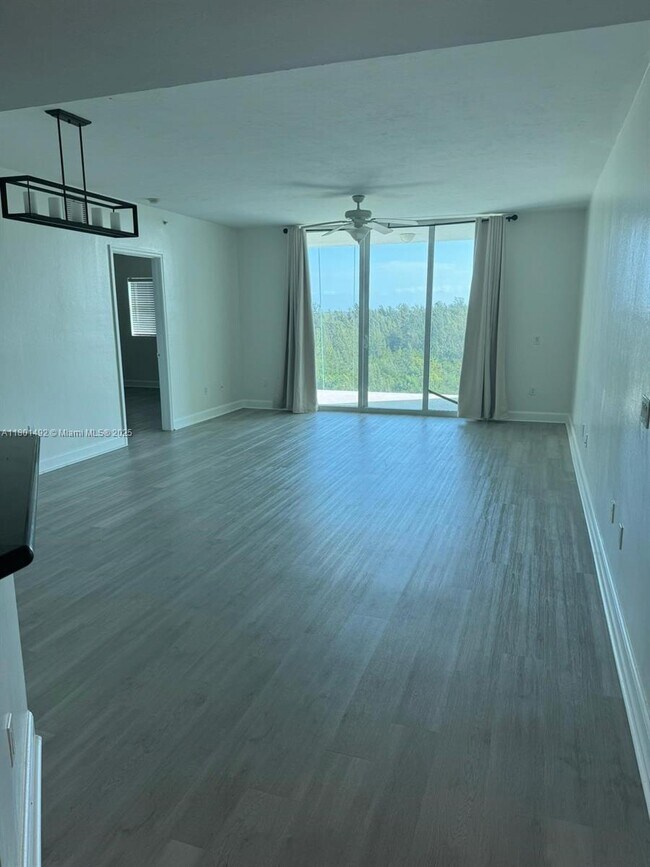 Building Photo - 15051 Royal Oaks Ln