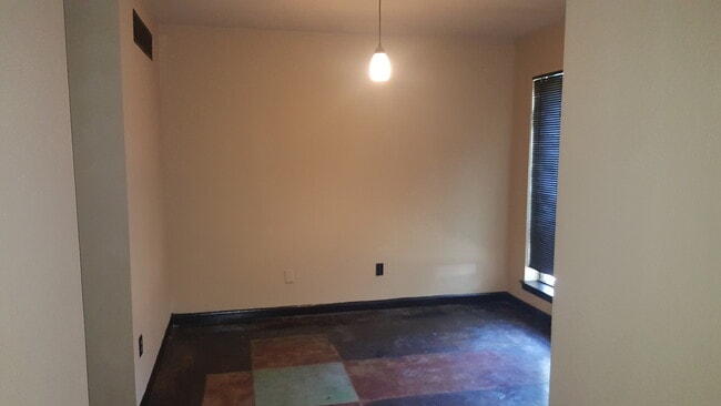 Building Photo - 657 Watson St