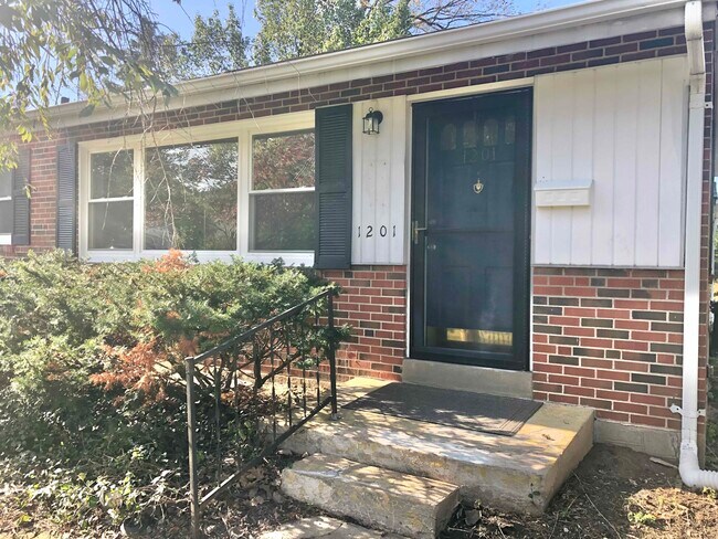 Building Photo - 1201 Buck Ave