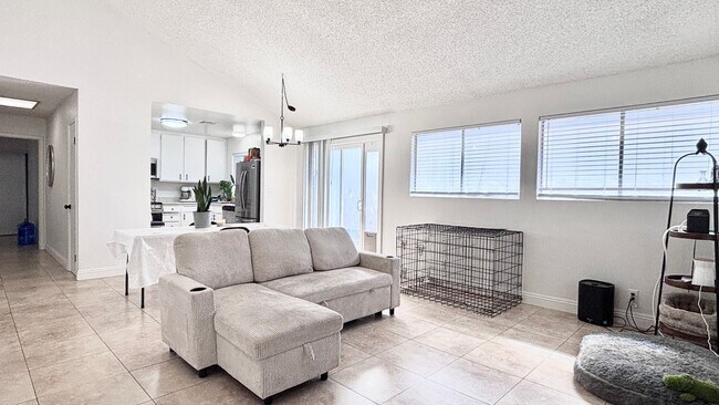 Foto del edificio - Fantastic 4 bedroom home with a 1 car garage and driveway space for additional car! Backyard and ...