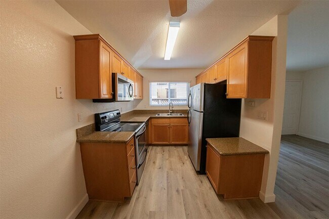 Foto del edificio - 2BR/1BA Clairemont Condo Freshly Painted, New Vinyl Plank Flooring Throughout Patio, 1 Parking Space