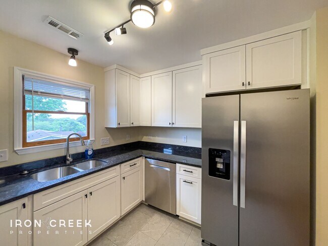 Foto del edificio - Beautifully Updated Three-Bedroom with Gar...